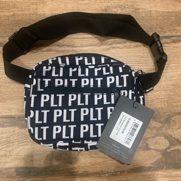 Pretty Little Thing PLT Fanny belt bag SOLD OUT (NWT) - Picture 3 of 8